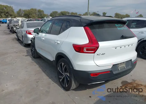 2019 Volvo Xc40 T4 R-Design z USA, uszkodzony, nr VIN YV4AC2HM4K2113680
